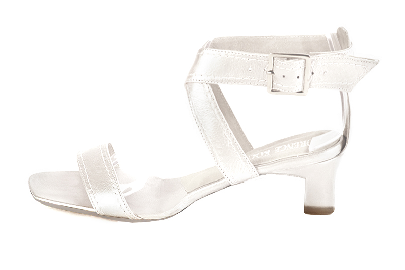 Pure white women's fully open sandals, with crossed straps. Square toe. Low kitten heels. Profile view - Florence KOOIJMAN